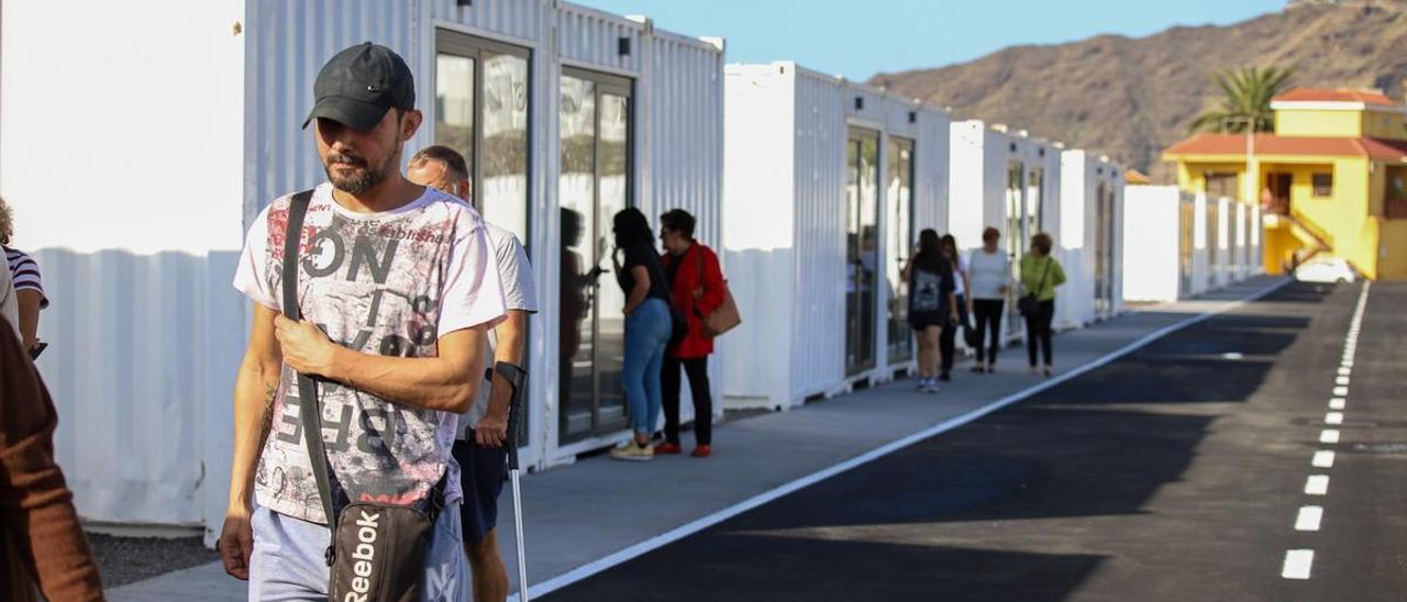 Viviendas modulares de tipo contenedor para afectados por la erupción.