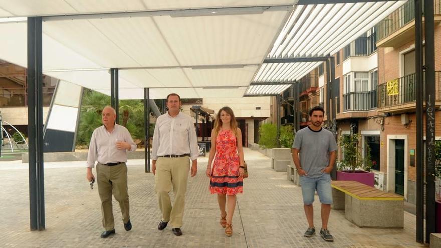 Los ediles de Hacienda, Calidad Urbana y de Juventud visitaron ayer la plaza de Europa.