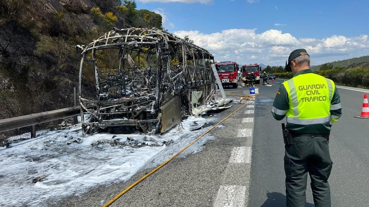 Imagen del autobús calcinado.