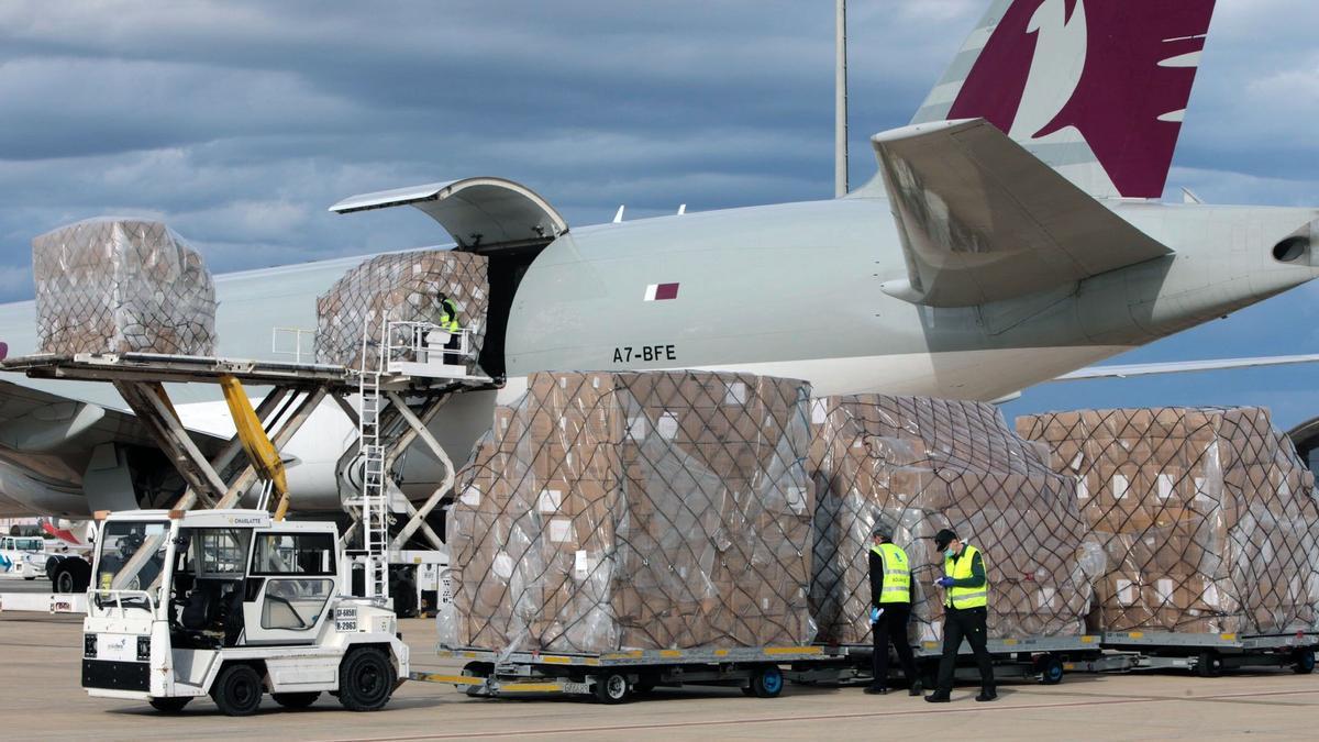 Operarios descargan 50,8 toneladas de material sanitario en el aeropuerto de Manises