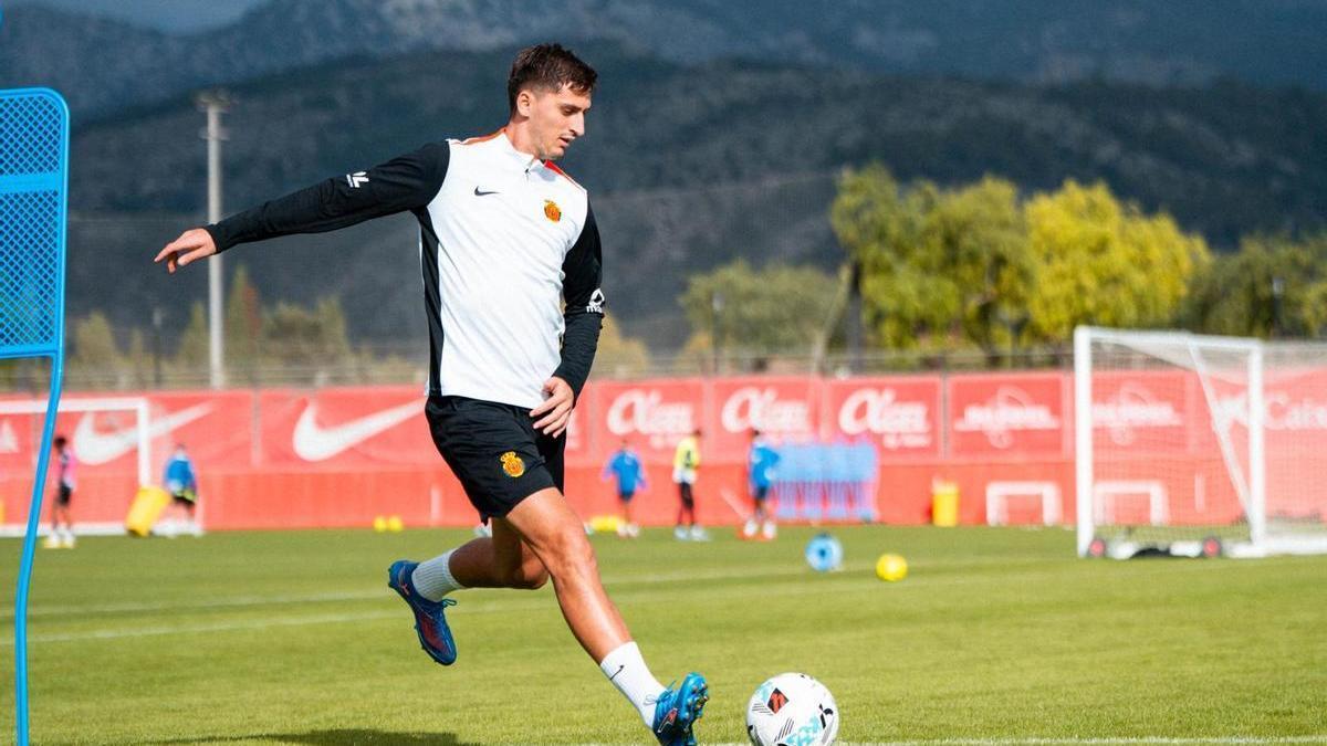 El central Kumbulla, que ha estado varias semanas lesionado, ya golpea el balón