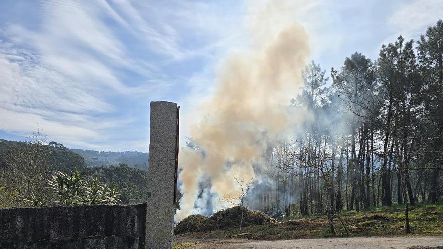 Quema de rastrojos en Punta Moreiras (O Grove).