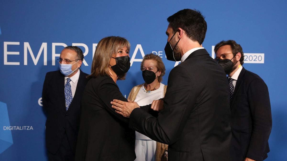 Premios Empresa del any 2020 en la Llotja de Mar En la foto de izda a dcha Nuria Marin ( Presidenta de la Diputación de Barcelona ) saluda a Roger Torrent y de fondo Javier moll ( Presidente de Prensa Iberica) Arantza Sarasola ( Vice presidenta de Prensa Iberica y Aitor Moll (CEO de Prensa Iberica)