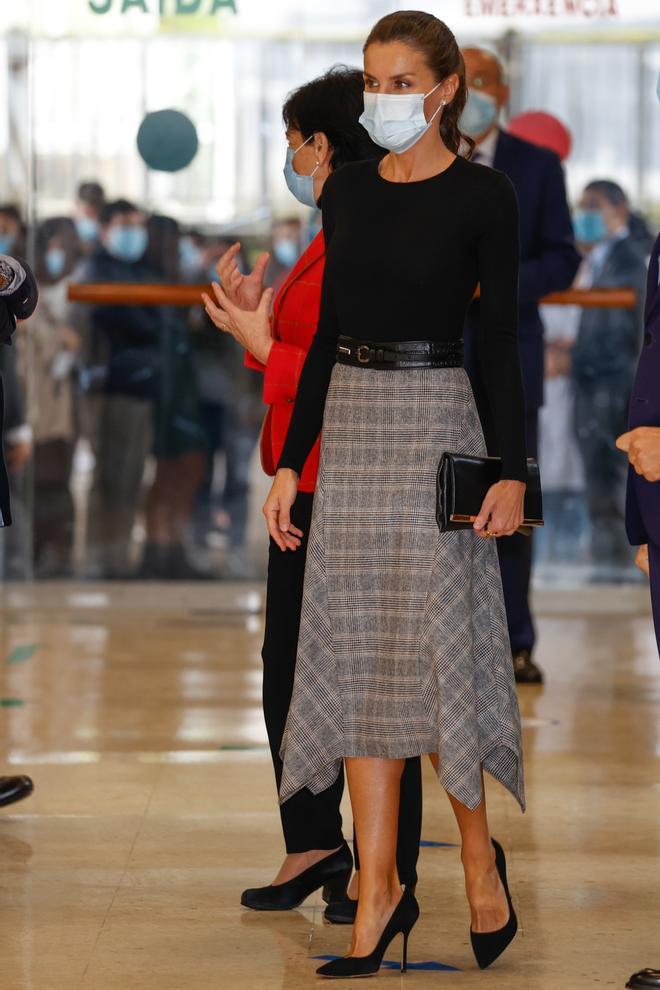 La reina Letizia con falda a cuadros de Massimo Dutti