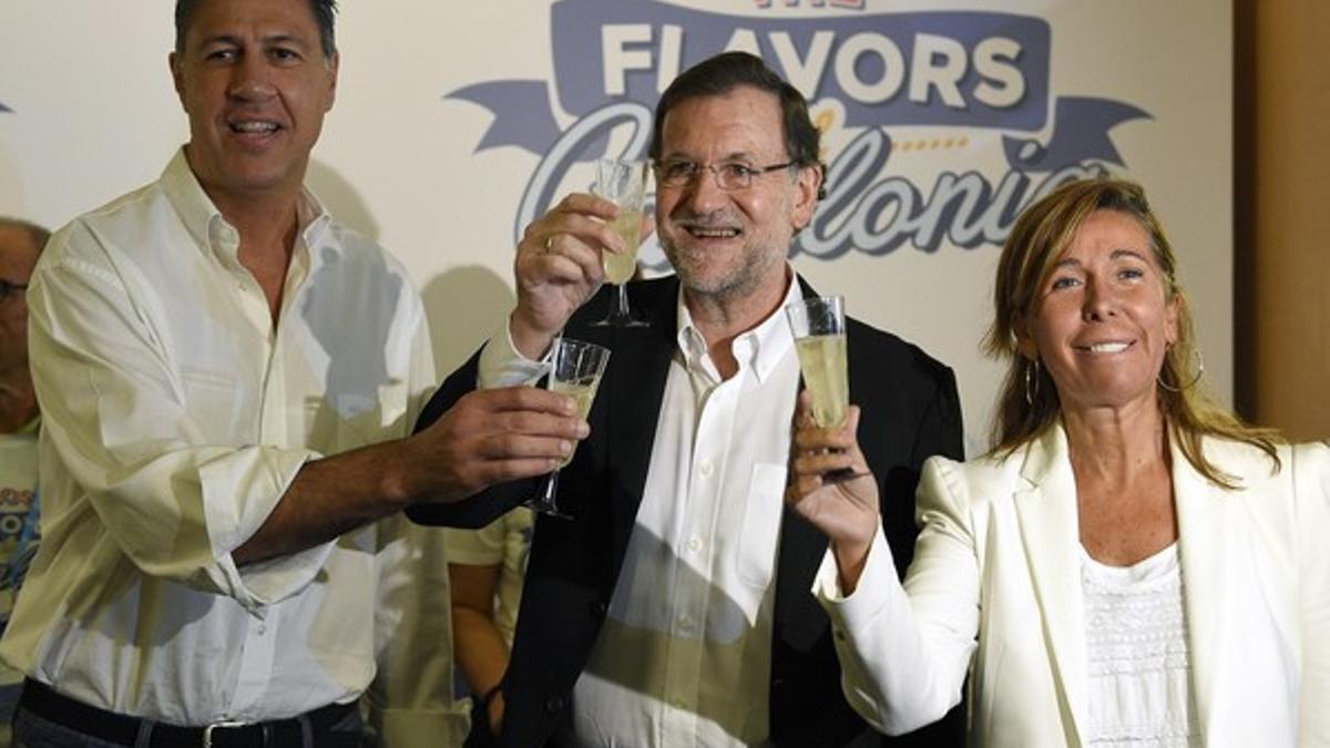 Rajoy, en el centro, junto a Xavier García Albiol y Alicia Sánchez-Camacho.