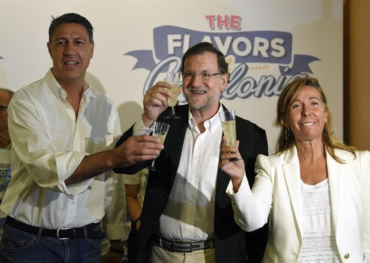 Rajoy, al centre, amb Xavier García Albiol i Alicia Sánchez-Camacho.