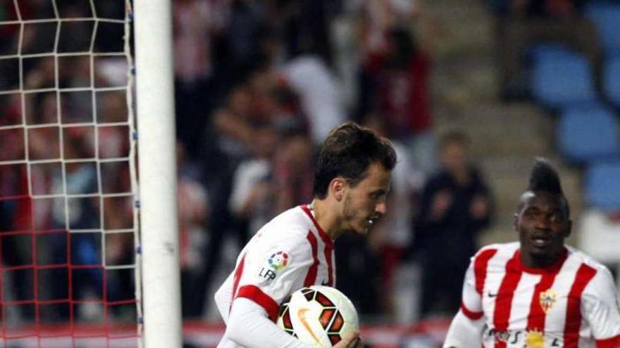 Espinosa recoge el balón tras el gol para evitar perder tiempo.