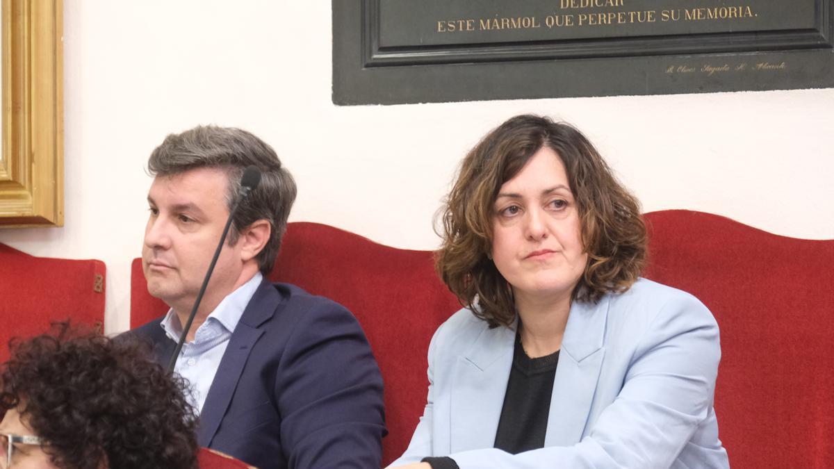 Eva Crisol, todavía como portavoz de Ciudadanos Elche; a su lado, Eduardo García-Ontiveros