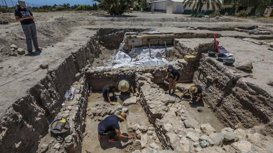 Excavaciones llevadas a cabo por la UA en el yacimiento de La Alcudia este verano. | ANTONIO AMORÓS