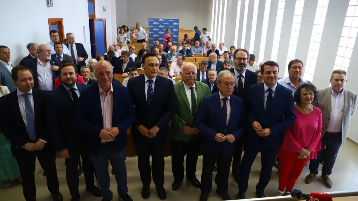 Autoridades en el acto de presentación de la declaración sobre el clúster de la logística de Córdoba.