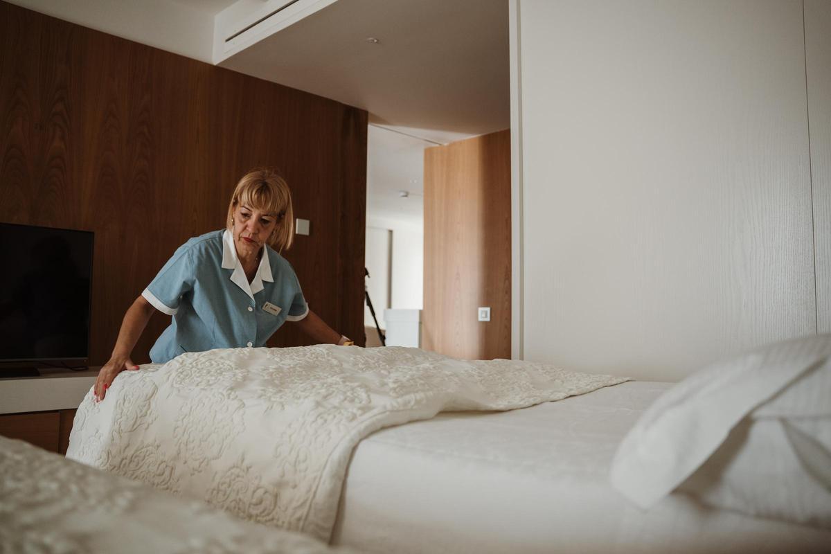 Una camarera de piso durante su jornada laboral