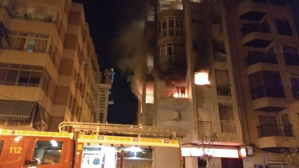 Bomberos de Torrevieja, Almoradí y Orihuela han intervenido para sofocar un incendio que ha obligado a desalojar el edificio de cinco plantas. Algunos vecinos han dejado el inmueble pasando por la azo