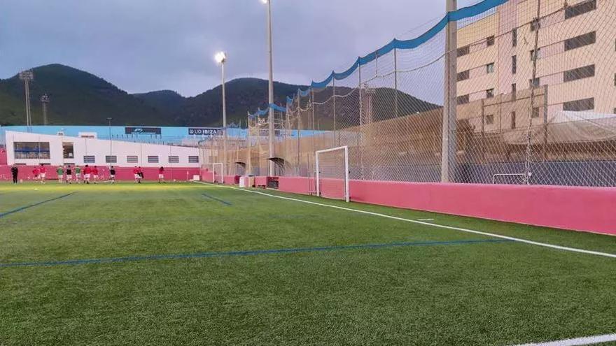 Último paso antes de comenzar a instalar protectores acolchados en tres instalaciones deportivas de Vila
