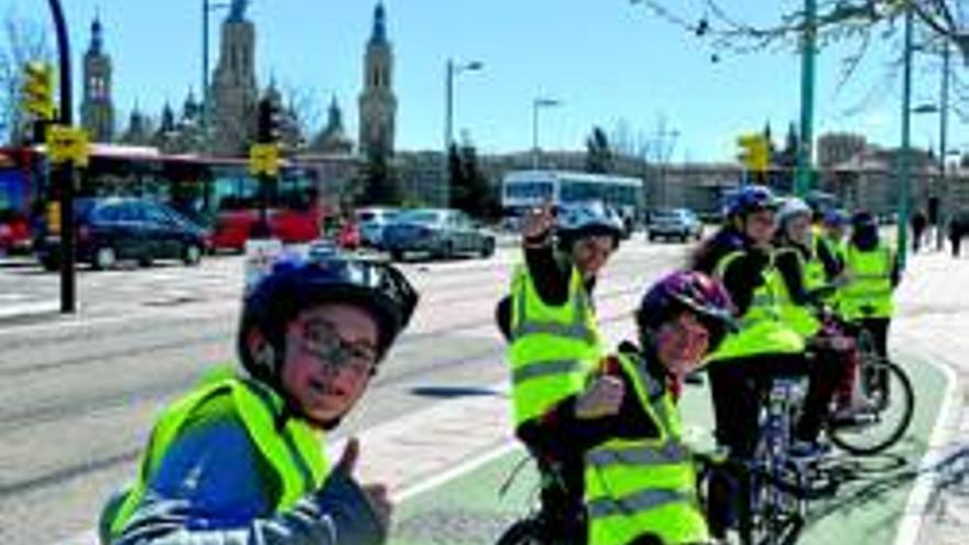 Los alumnos aprenden a rodar en bici por la ciudad