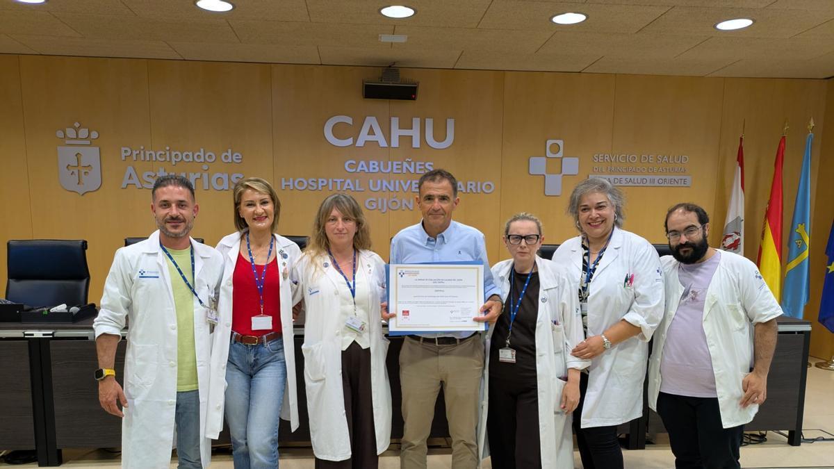 Por la izquierda, Berto García Sánchez, (supervisor en Cardiología), Beatriz Braña (subdirectora de Cuidados Enfermería del área), Noelia García de la Calva (supervisora del Área de Corazón), Iñigo Lozano, Isabel Prieto (directora De Cuidados), Raquel Casas (supervisora de la Unidad de Calidad) e Iván Marcos (supervisor de Área de Calidad).