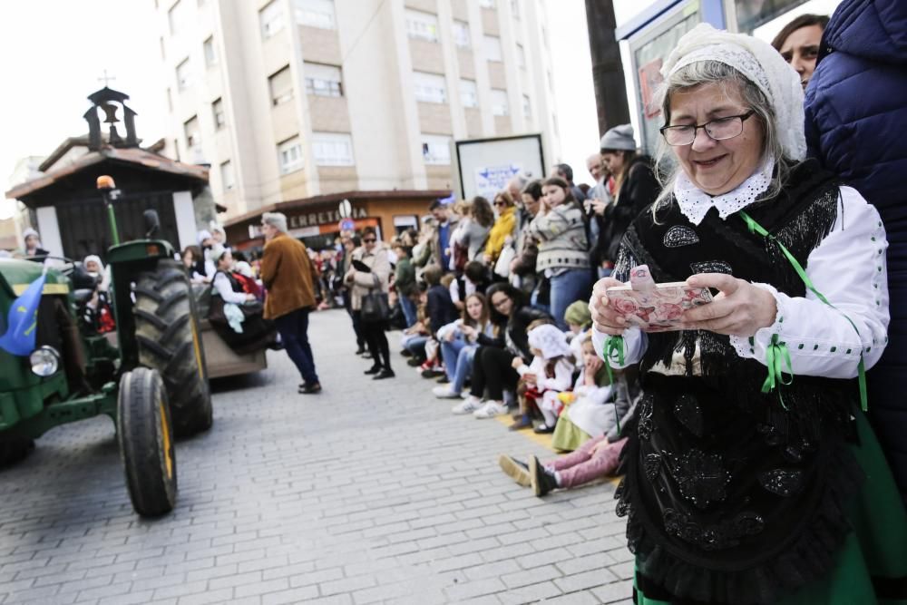 Desfile en Pola de Siero para celebrar los Güevos Pintos