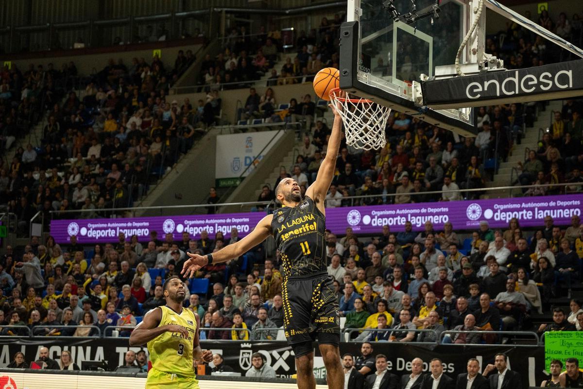 Thomas Scrubb se dispone a anotar ante la mirada de Melvin Ejim.