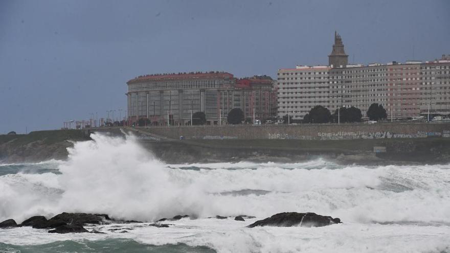 La flota gallega amarra hoy por la alerta roja en el mar