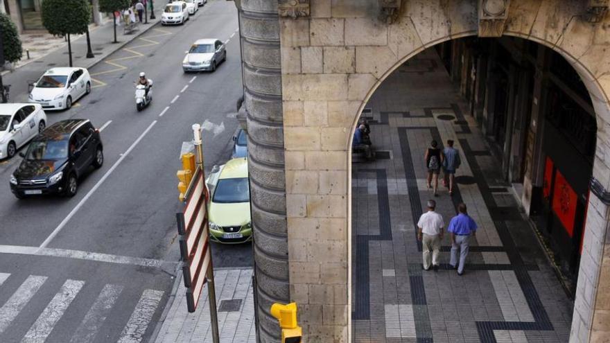 Vista de los soportales y la calle de Marqués de San Esteban