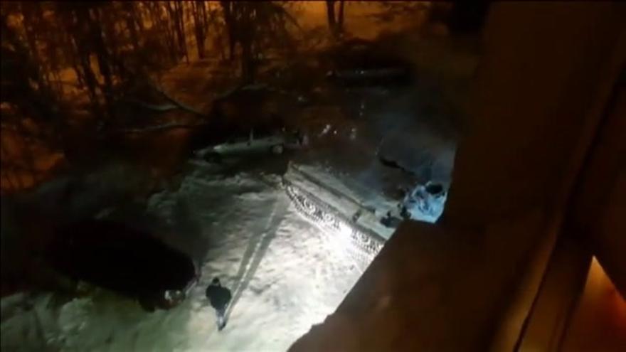 Un ruso utiliza un tanque para hacer un alunizaje y robar una botella de vino