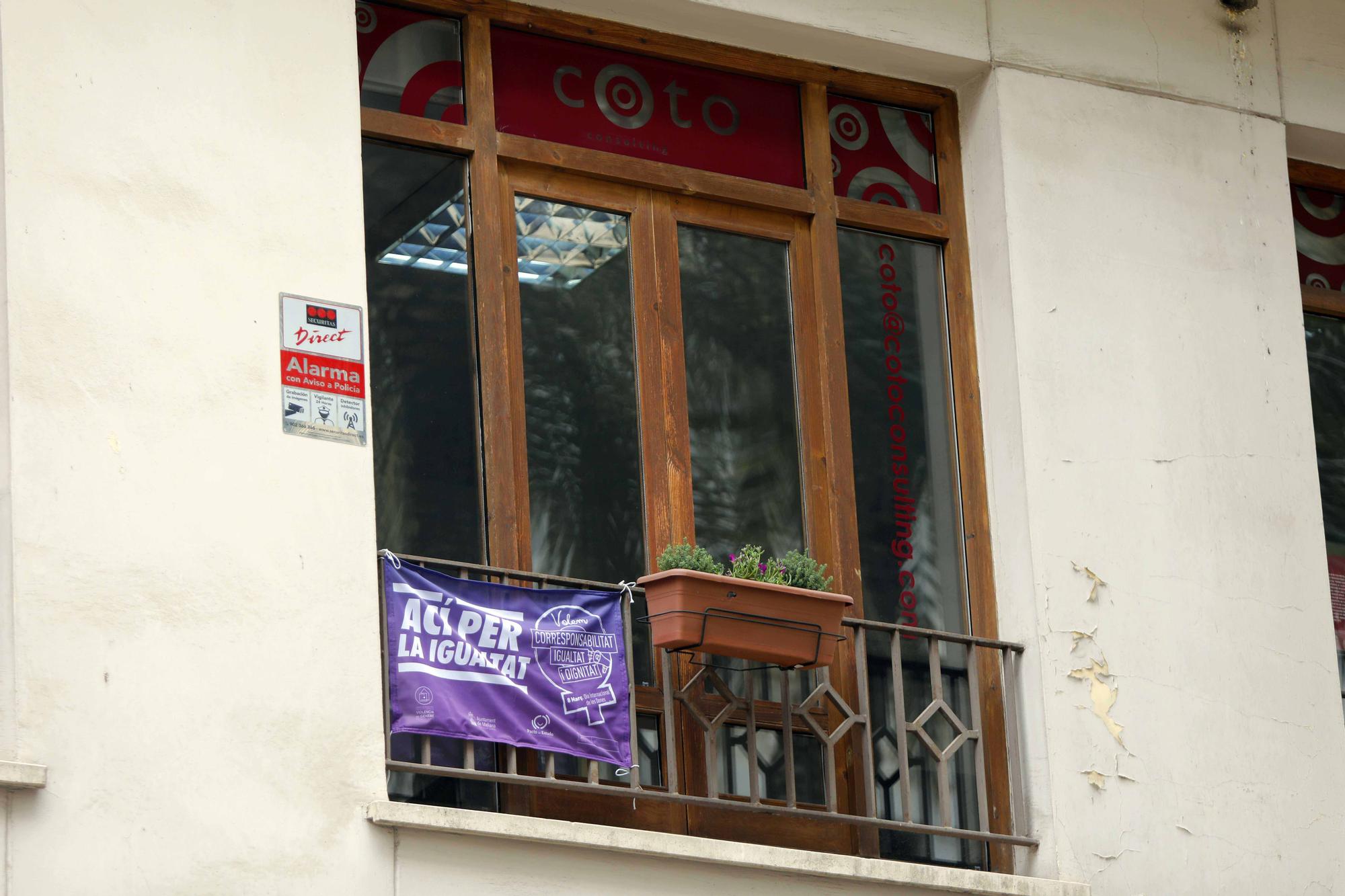 València engalana sus balcones por el 8M