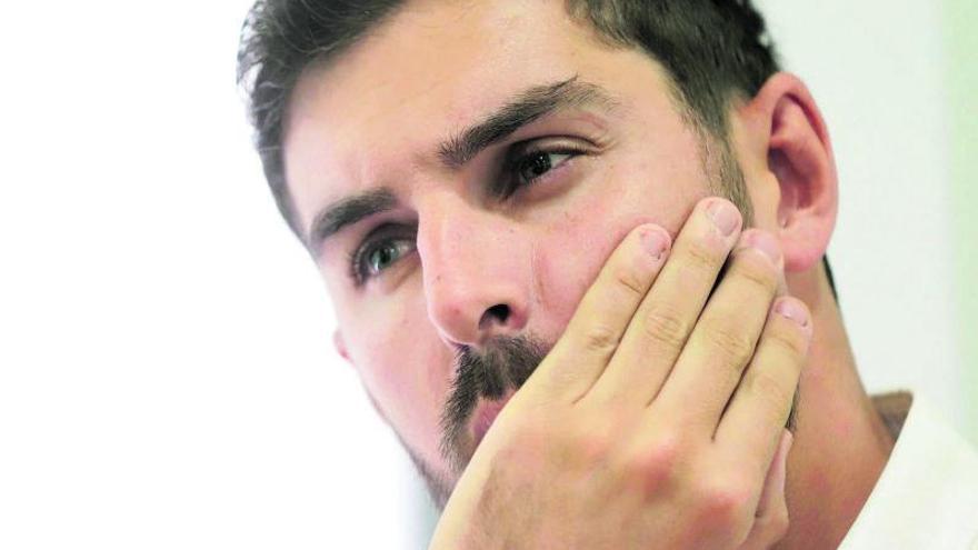 El candidato de Vox, José Ángel Antelo, en unmomento de la entrevista,en la sede de su partido, en Murcia. |   JUAN CARLOS CAVAL