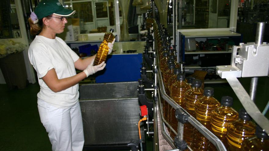 El aceite de oliva envasado, uno de los productos afectados.