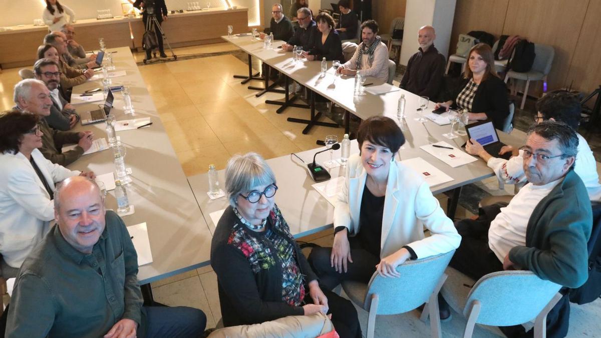 Pontón, en el centro, junto a miembros del BNG y el comité de asesores, ayer en Santiago. |   // X. ÁLVAREZ