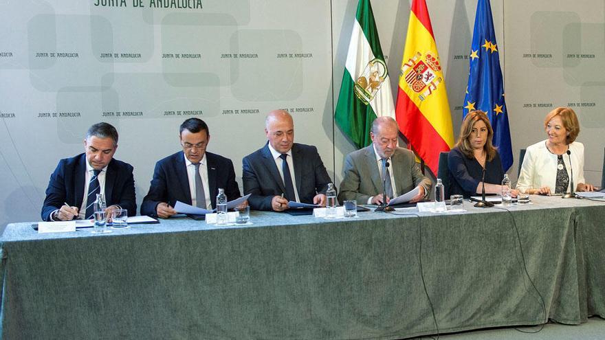 Elías Bendodo, durante la reunión de ayer, con Susana Díaz y el resto de presidentes provinciales.