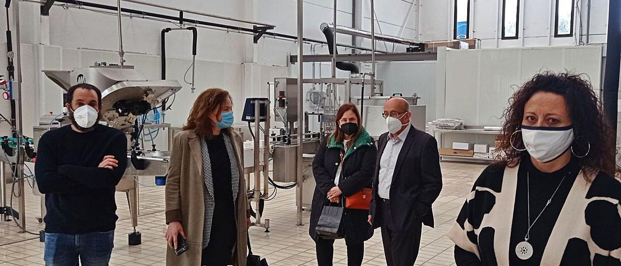 Por la izquierda, Alejandro Alonso, Begoña López, Salomé Samartino, Fernando Gómez y María Jesús Rodríguez, ayer, en la visita a la fábrica donde se elaboran las mermeladas. | Eva San Román