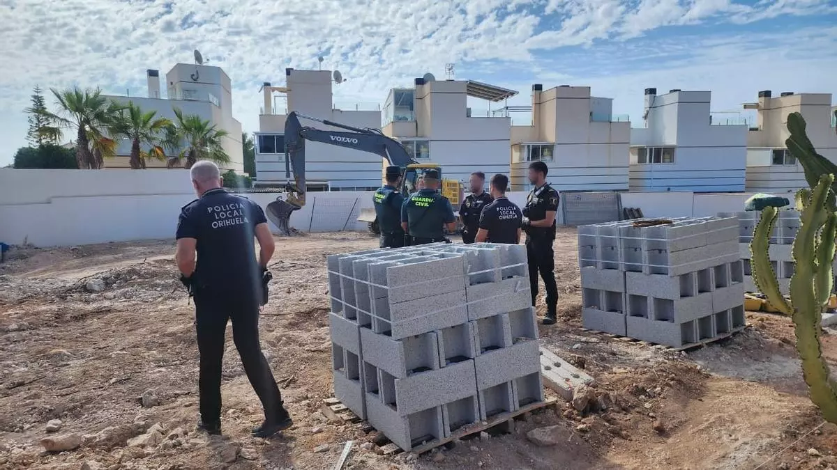 Un juzgado ordena la suspensión de la obra de chalés en la finca Langostina en Orihuela