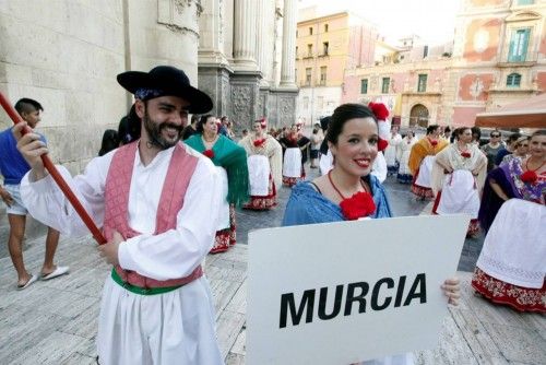 El Festival Internacional de Folclore arranca con un desfile