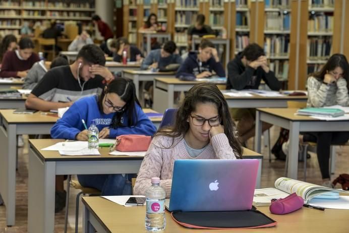 LAS PALMAS DE GRAN CANARIA A 06/06/2017. Alumnos preparándose para la prueba EBAU en la Biblioteca Pública. FOTO: J.PÉREZ CURBELO