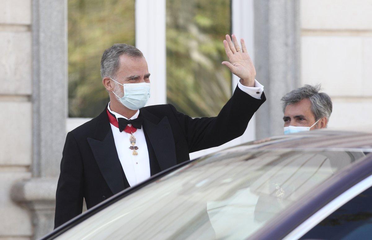 AcompaÃ±ado del presidente del Tribunal Supremo y del Consejo General del Poder Judicial (CGPJ), Carlos Lesmes (d), el Rey Felipe VI, saluda a su llegada al Palacio de Justicia, en Madrid (EspaÃ±a), a 7 de septiembre de 2020. El Rey preside el acto de apertura del aÃ±o judicial 2020/2021.