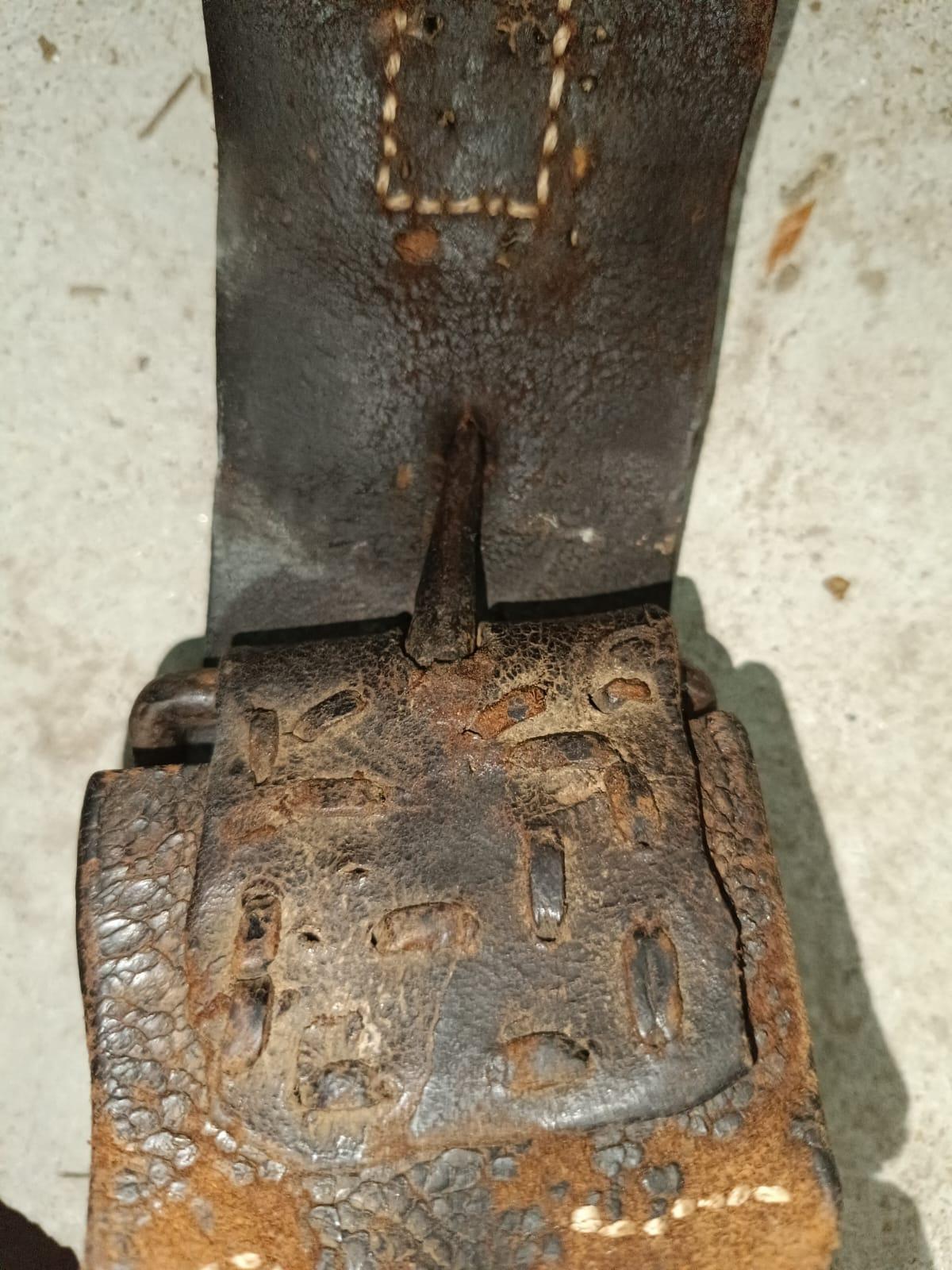 Detalle de una de las hebillas de uno de los cencerros antiguos.