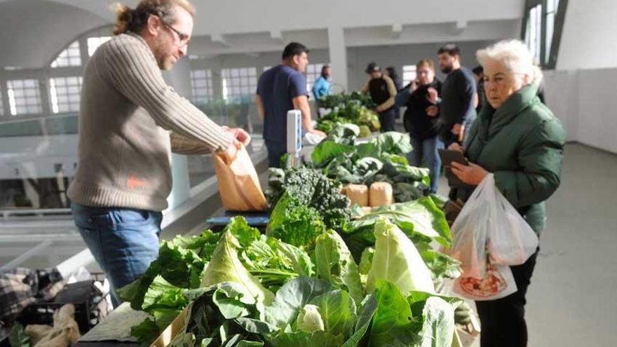 Venta de productos ecológicos de la comarca en el mercado de San Agustín.