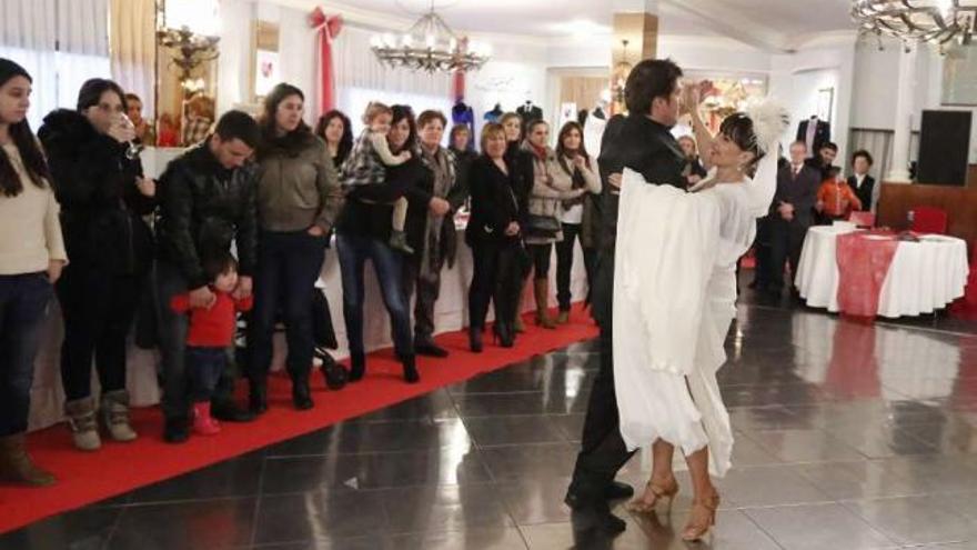 Exhibición de trajes nupciales en una feria de O Porriño.  // Gabino Porto