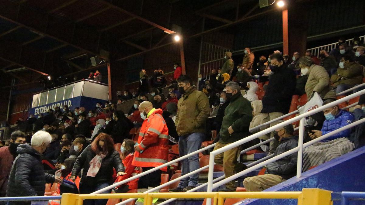 La afición del Extremadura marchándose del campo en pleno partido