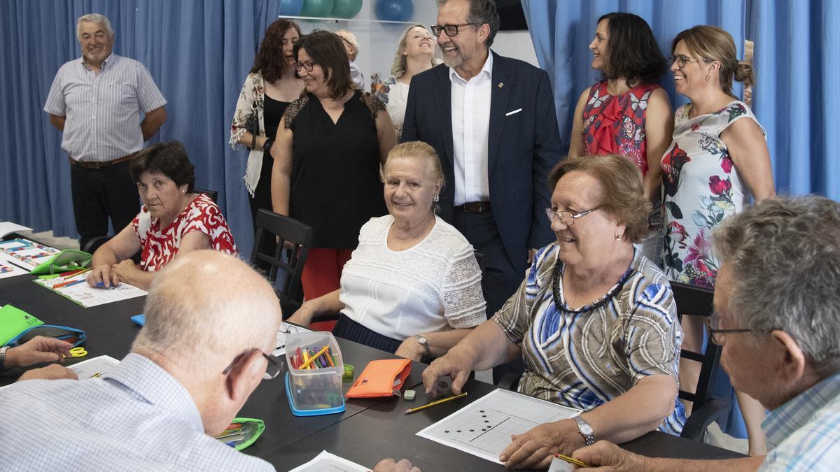 El presidente de la Diputación de Castellón, José Martí, en una visita a un centro dedicado a las personas mayores.