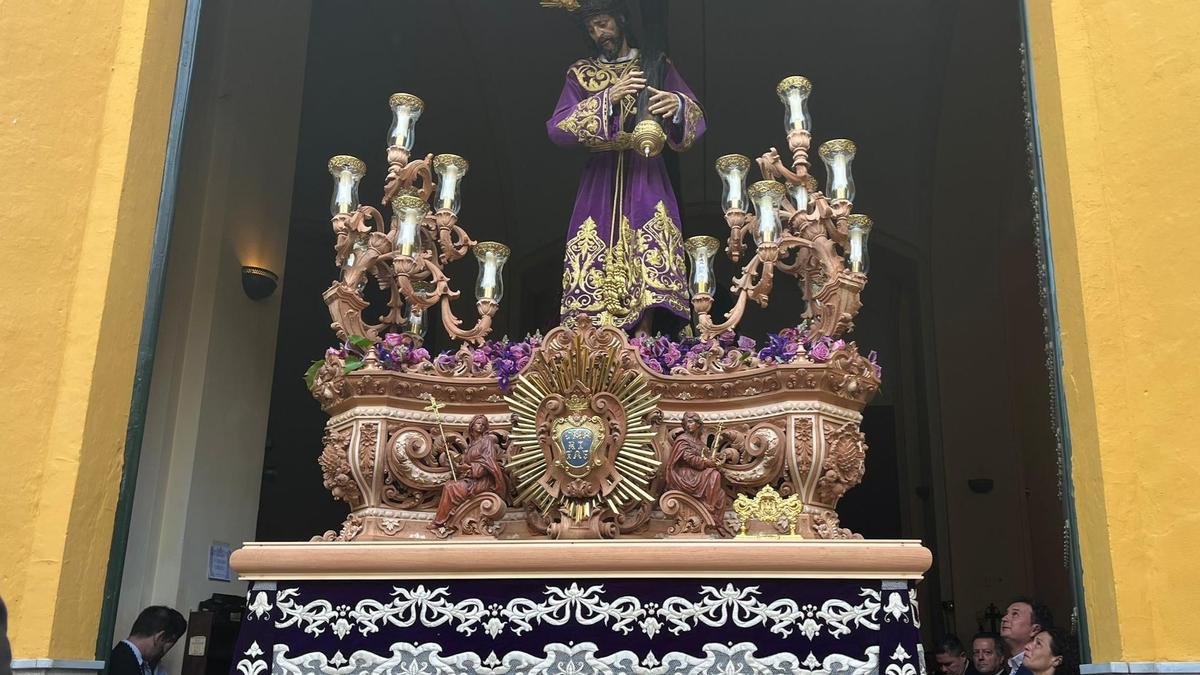 Vídeo | Muy emotiva salida del Nazareno de la Caridad. La primera levantá estuvo dedicada a Sandra Peña y su familia