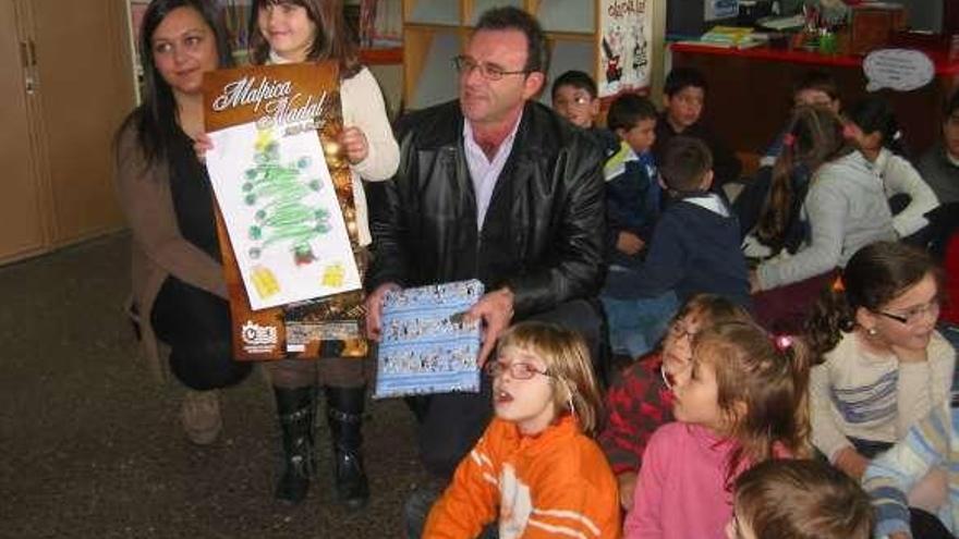 El Concello malpicán entrega los premios del concurso de postales y cartel de Navidad