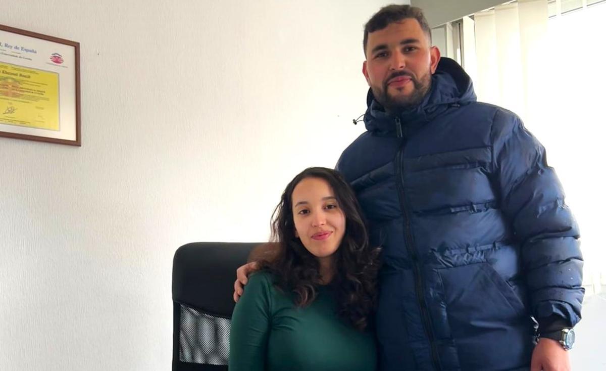 Ilham Kgazouri junto a su tío, khalid Bouzit, el marinero marroquí que murió el pasado 15 de enero en el Gran Sol.