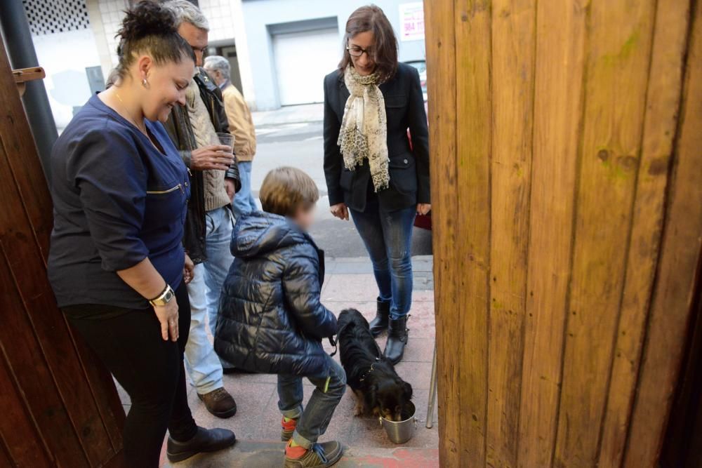 Josín entrega su perro "Trasgu" a Antonia Morales