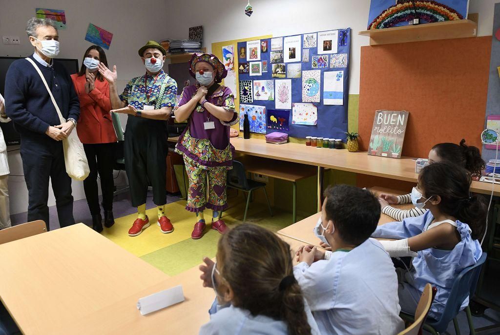 Pedro Cano lleva la pintura a Oncología Infantil de la Arrixaca