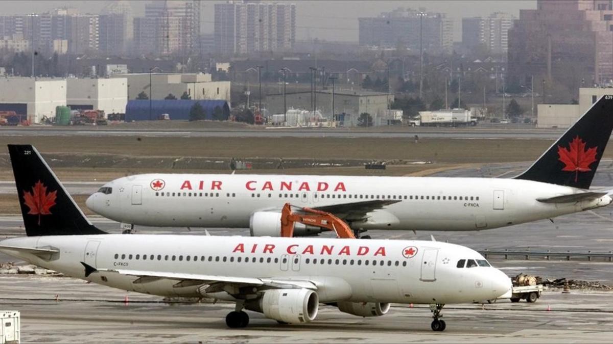 zentauroepp502857 two air canada jets pass each other on the tarmac at pearson170419010459