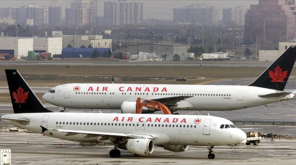 zentauroepp502857 two air canada jets pass each other on the tarmac at pearson170419010459