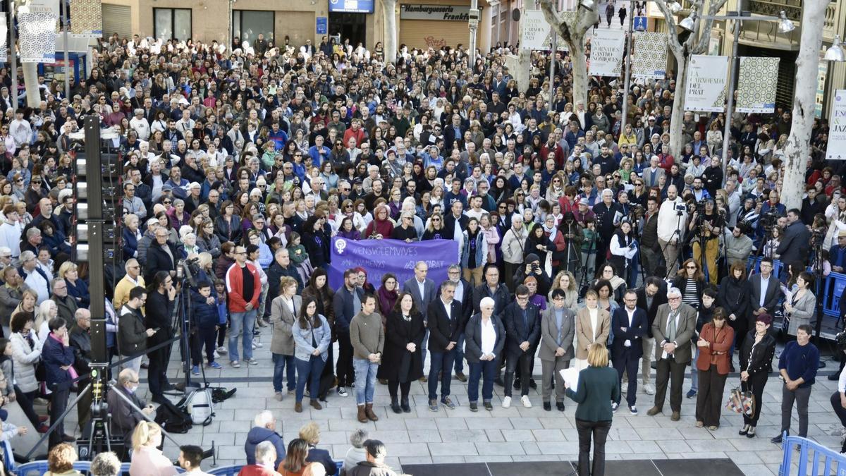 Concentracion en el Ayuntamiento de El Prat de Llobregat donde un hombre asesinó ayer a sus hijos