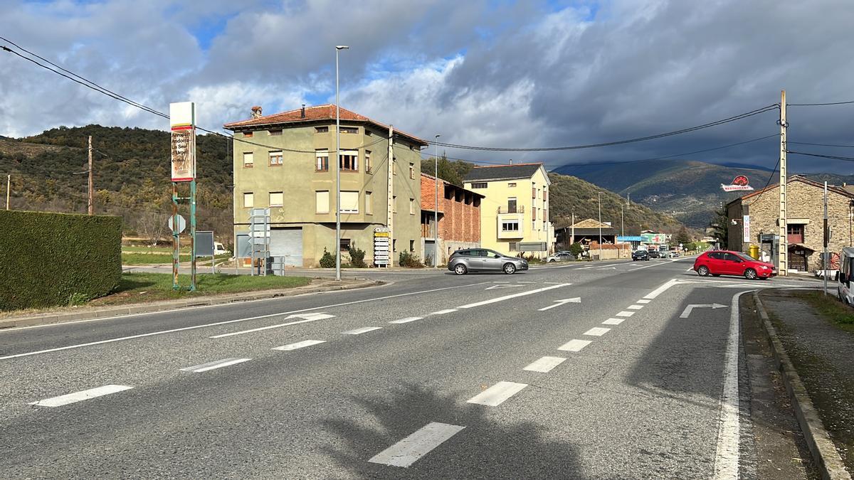 La cruïlla de la carretera N-260 que dona accés al municipi de Montferrer i Castellbò (Alt Urgell), amb dos cotxes creuant-la i altres passant per la via