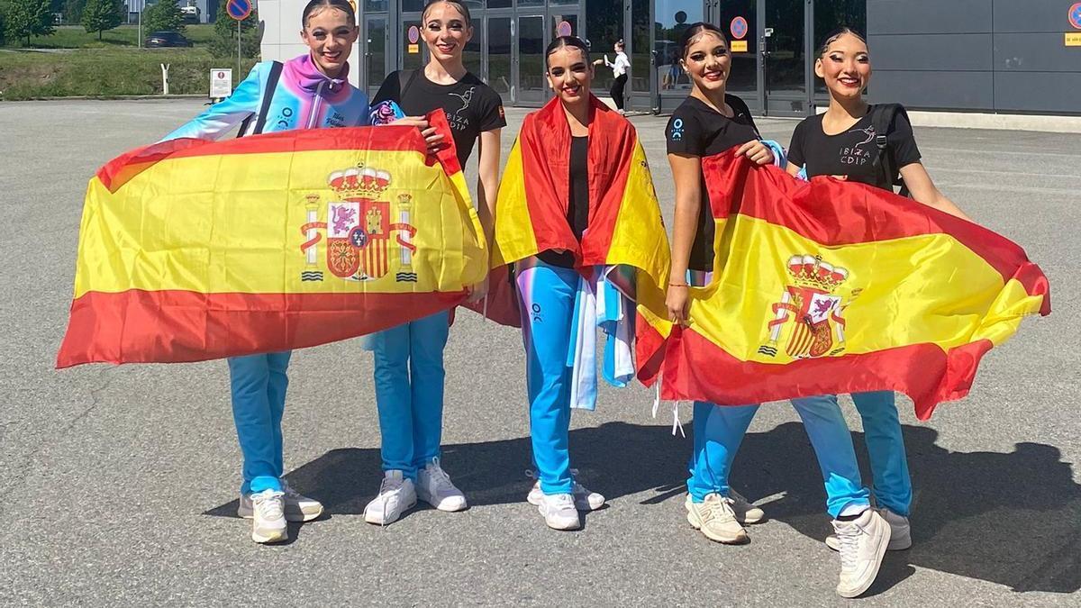 El equipo O Beach Ibiza, ante el centro deportivo de Tampere, tras hacerse con su quinto puesto.