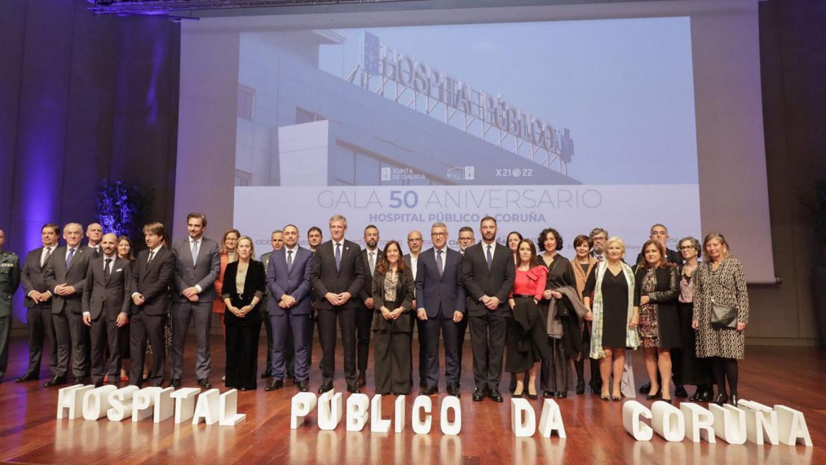 Fotografía de familia de autoridades y responsables del área sanitaria coruñesa, ayer, en la gala del 50 aniversario del Hospital de A Coruña, celebrada en Palexco.  | // L.O.